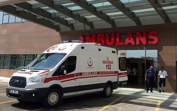 İki Otomobil Kafa Kafaya Çarpıştı, 3 Yaralı!