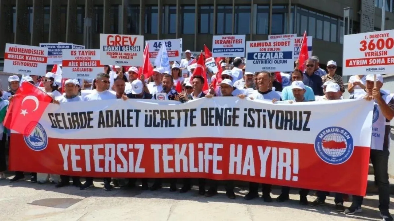 Toplu görüşmede ilk teklifi beğenmeyen memurlar eyleme geçti. 