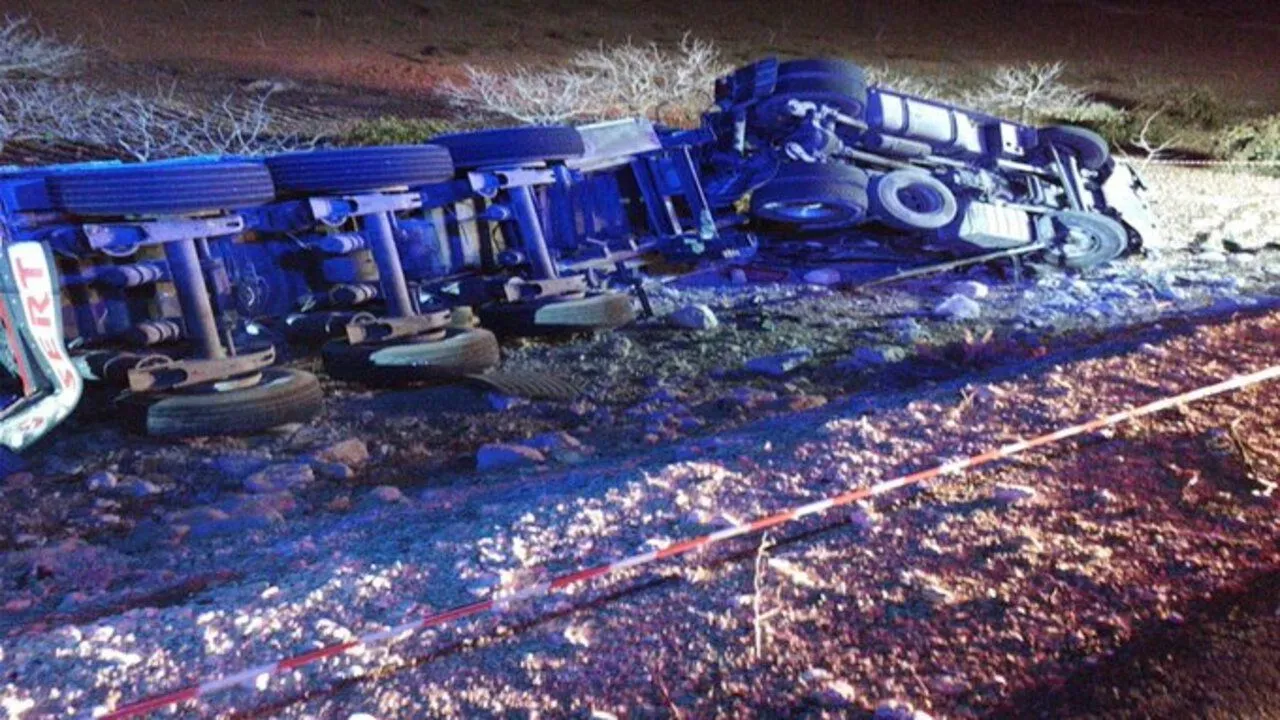 BOZOVA’DA GÜBRE YÜKLÜ TIR DEVRİLDİ