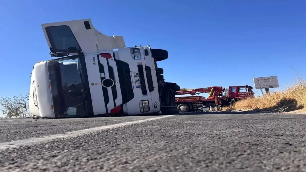 Suruç’ta Tır Devrildi