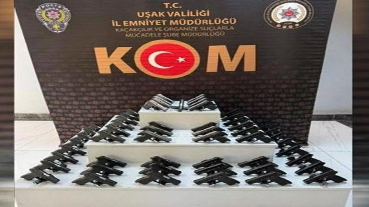  Uşak'ta Yolcu Otobüsünde Cephanelik' Ele Geçirildi 55 Ruhsatsız Tabancaya El Konuldu