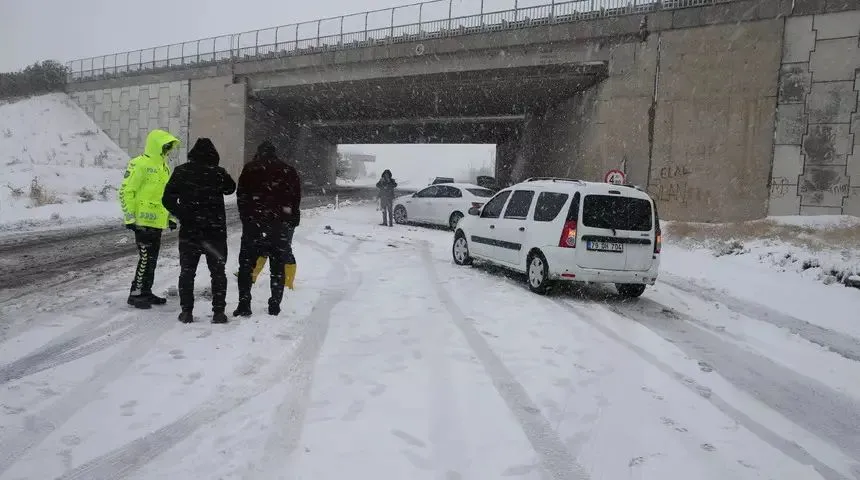 Yoğun Kar ve Tipi Nedeniyle Şanlıurfa’da Bazı Yollar Ulaşıma Kapatıldı