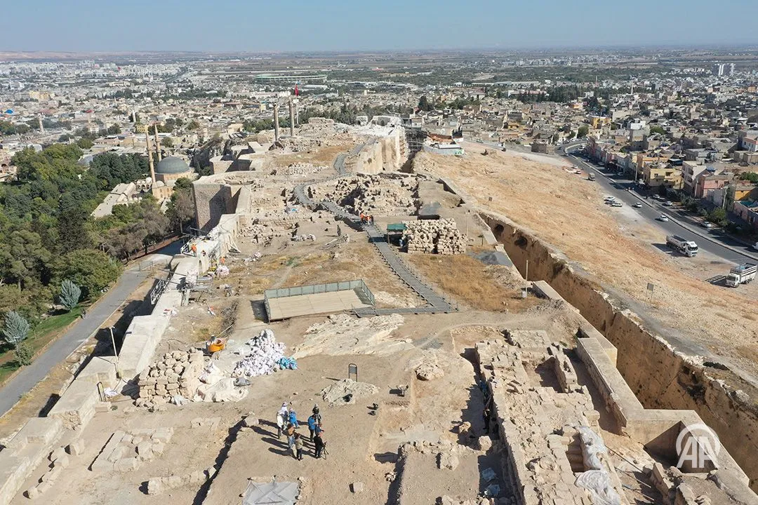 Urfa Kalesi’ndeki Yeni Mozaik Buluntusu Ziyaretçilerin İlgisini Çekiyor