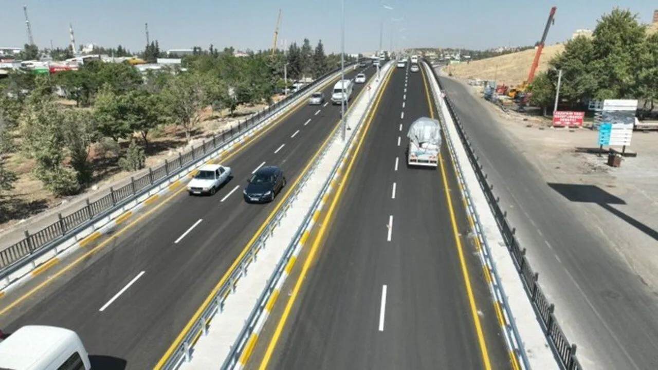 Şanlıurfa'da Evren Sanayi Sitesi Köprülü Kavşağı Trafiğe Açıldı