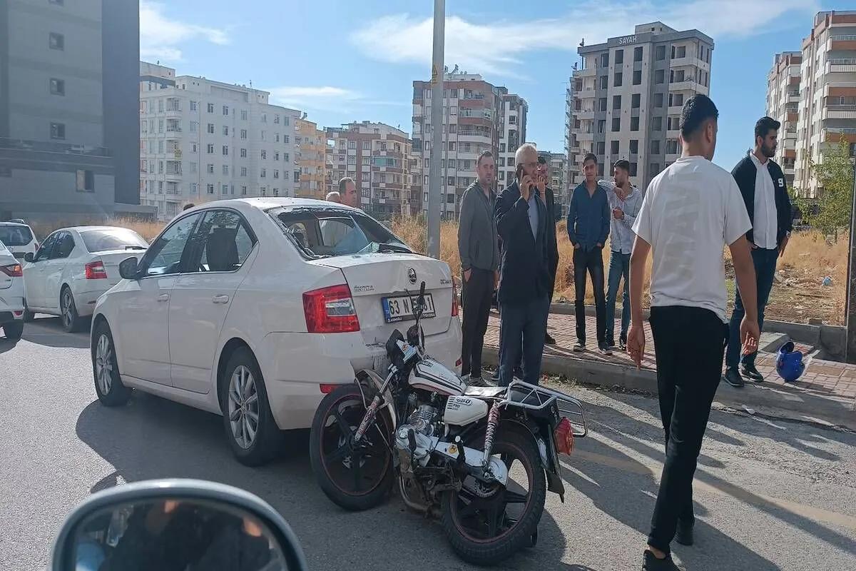 Karaköprü’de Motosiklet Otomobile Çarptı 1 Yaralı