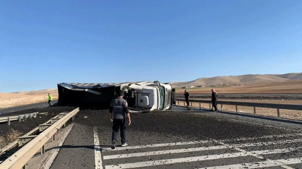 Şanlıurfa’da Mucur Yüklü Tır Devrildi