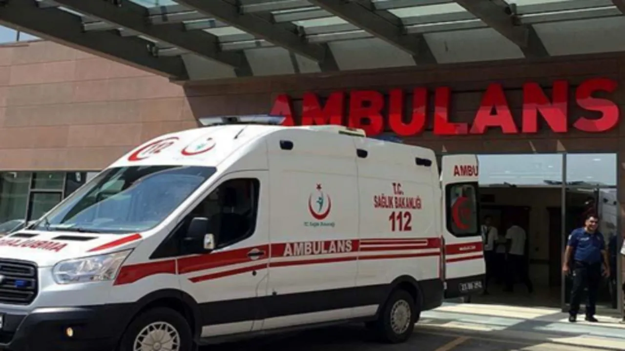 Karaköprü’de Feci Kaza Motosiklet ile Traktör Çarpıştı, 15 Yaşındaki Genç Ağır Yaralandı