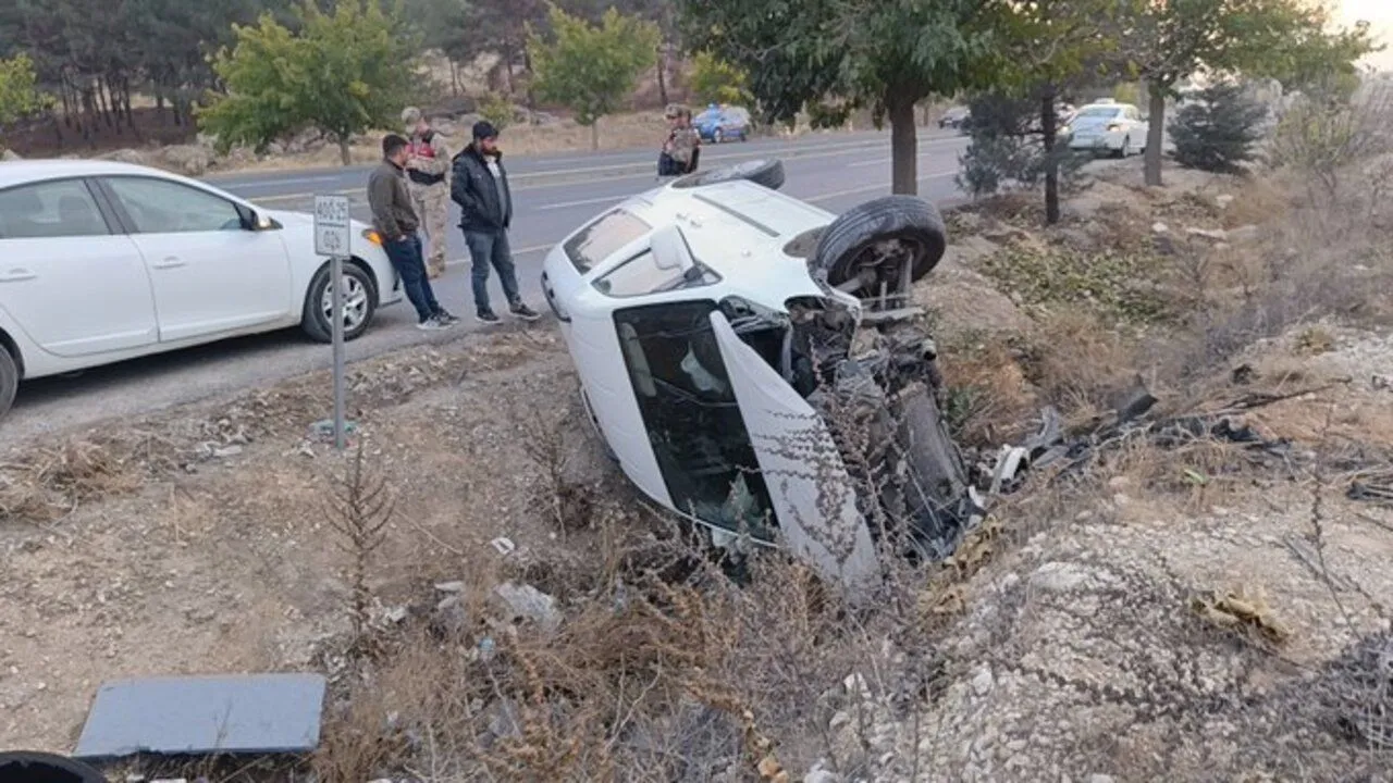 Şanlıurfa’da Hafif Ticari Araç Devrildi