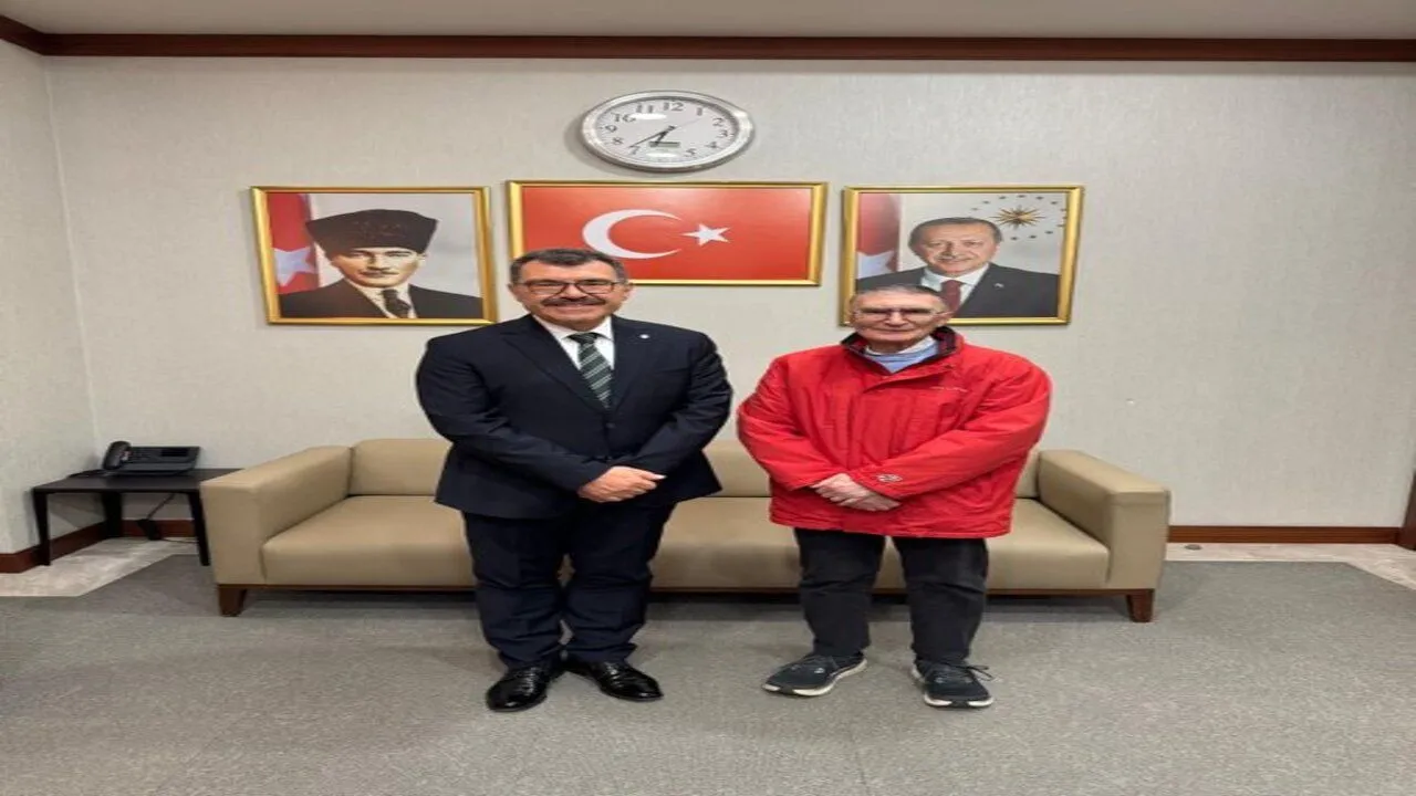 BAKANLIK YETKİLİSİ, PROF. DR. AZİZ SANCAR İLE İSTANBUL HAVALİMANI’NDA BULUŞTU