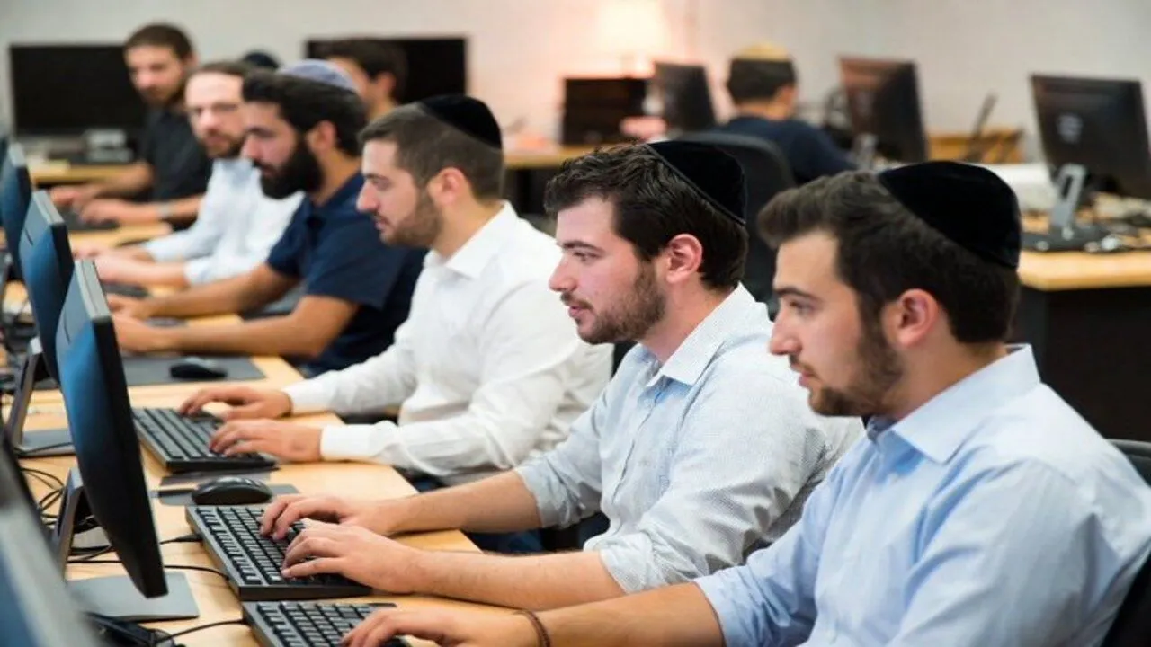 DİJİTAL DÜNYADA DEZENFORMASYON VE SİBER OPERASYONLAR