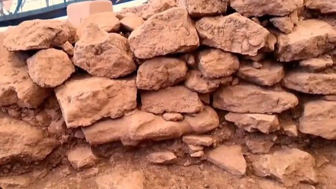 Duvara Gömülü Heykelin Sırrı