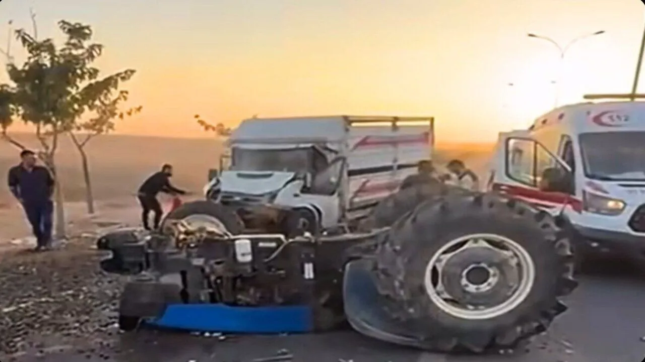 Birecik’te Traktör ve Kamyonet Çarpıştı