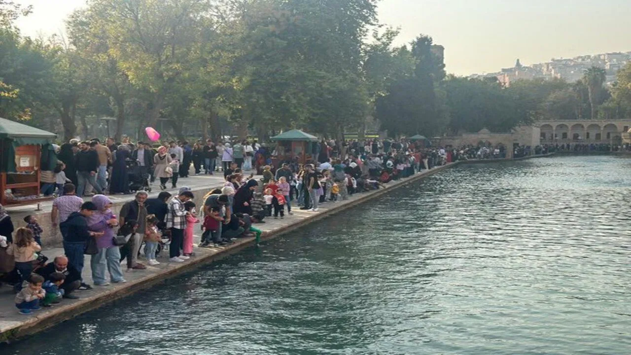 Şanlıurfa’nın Simgesi Balıklıgöl, Yerli ve Yabancı Turist Akınına Uğruyor