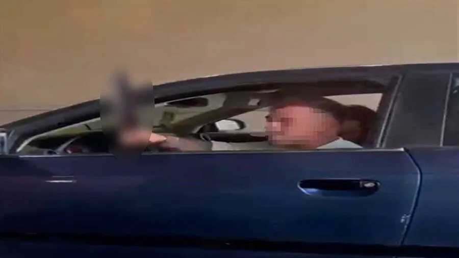 Ankara’da, protokol yolunda yaşanan trafik tartışmasında sürücülerden biri hareket halindeyken aracında bulunan kılıcı eline alarak camdan savurdu. O anlar cep telefonuyla kaydedildi.