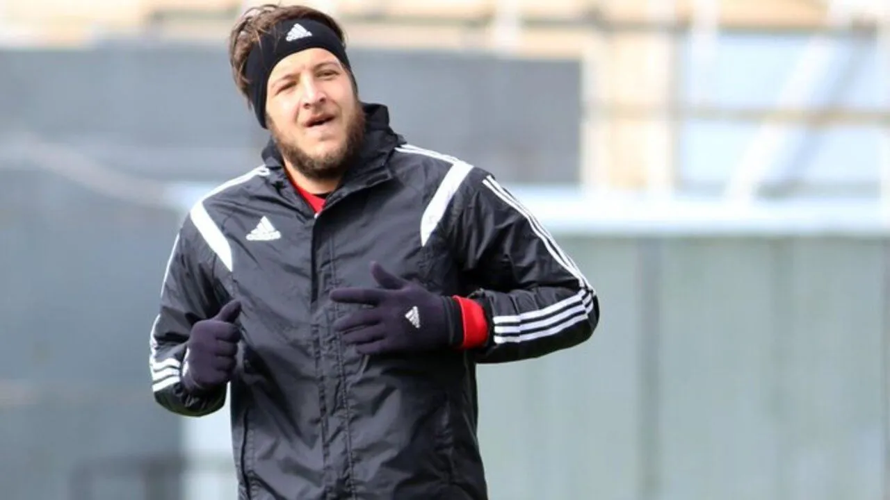 ESKİ FUTBOLCU BATUHAN KARADENİZ’E KIRMIZI BÜLTEN ÇIKARILDI